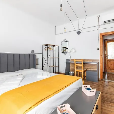 Leaning Tower Cozy 3 Bedroom Apartment