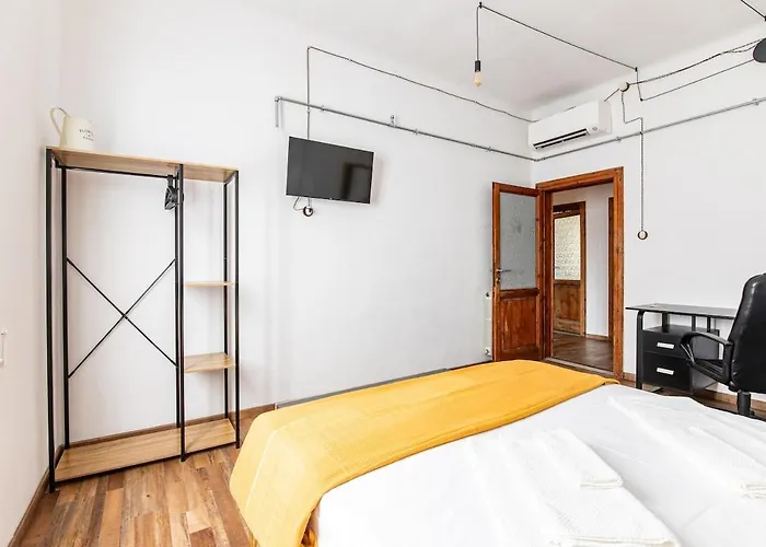 Leaning Tower Cozy 3 Bedroom